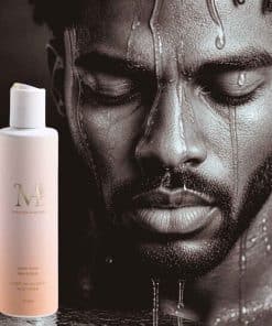 Un modèle avec une expression détendue, le visage frais et lumineux, les yeux fermés, avec le flacon de la Lotion Pores Nets & Éclat Mimiastou-Glow-Skin au premier plan.