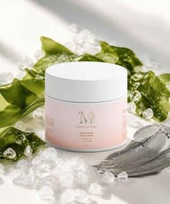 Le pot de Masque Argile Pureté & Éclat Mimiastou-Glow-Skin entouré d'algues marines, de cristaux de sel et d'une touche de texture d'argile grise.