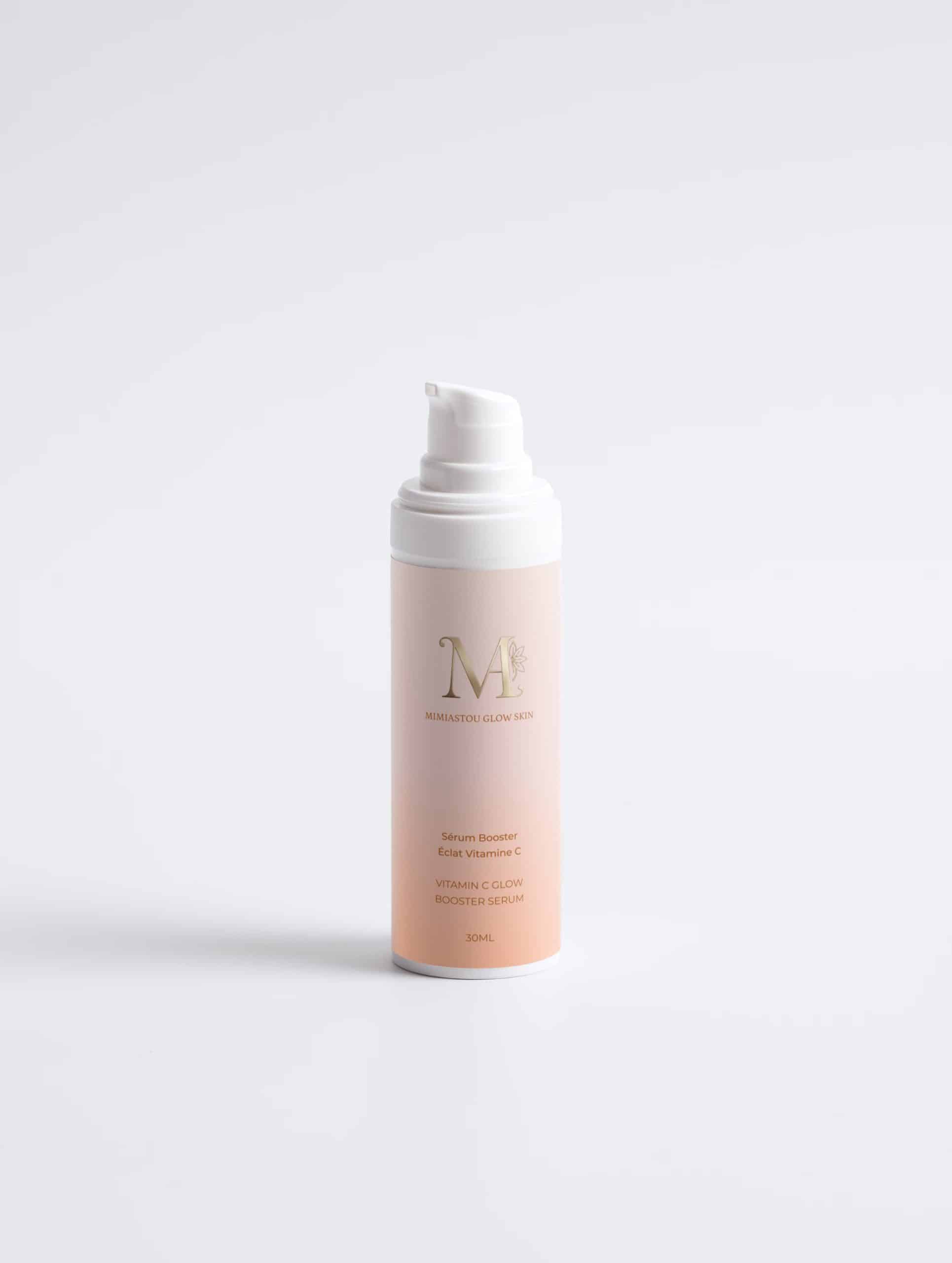 Flacon du Sérum Booster Éclat Vitamine C Mimiastou-Glow-Skin sur fond blanc pour un teint lumineux.