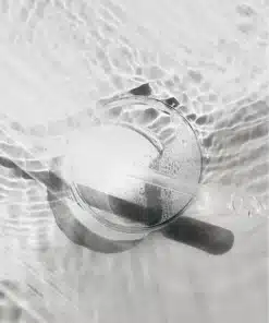 Gros plan sur la texture fraîche et clarifiante de la Lotion Pores Nets & Éclat Mimiastou-Glow-Skin.